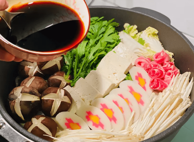 叔教你酱汁调法只需几样食材比卖的好吃pg电子中文模拟器日式寿喜锅轻松做大(图2)